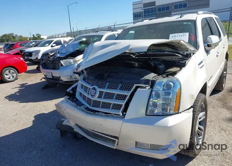 2013 Cadillac Escalade Premium z USA, uszkodzony, nr VIN 1GYS3CEF8DR147550